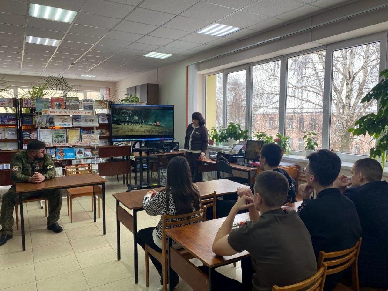 В Фатежской детской библиотеке прошла встреча с Александром Жердевым — участником специальной военной операции и ветераном боевых действий, который родом из села Сотниково В Фатежской детской библиотеке прошла встреча с Александром Жердевым — участником специальной военной операции и ветераном боевых действий, который родом из села Сотниково