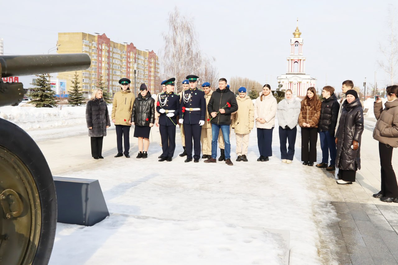 Курские единороссы, школьники почтили память героя Великой Отечественной войны Петра Михина Курские единороссы, школьники почтили память героя Великой Отечественной войны Петра Михина