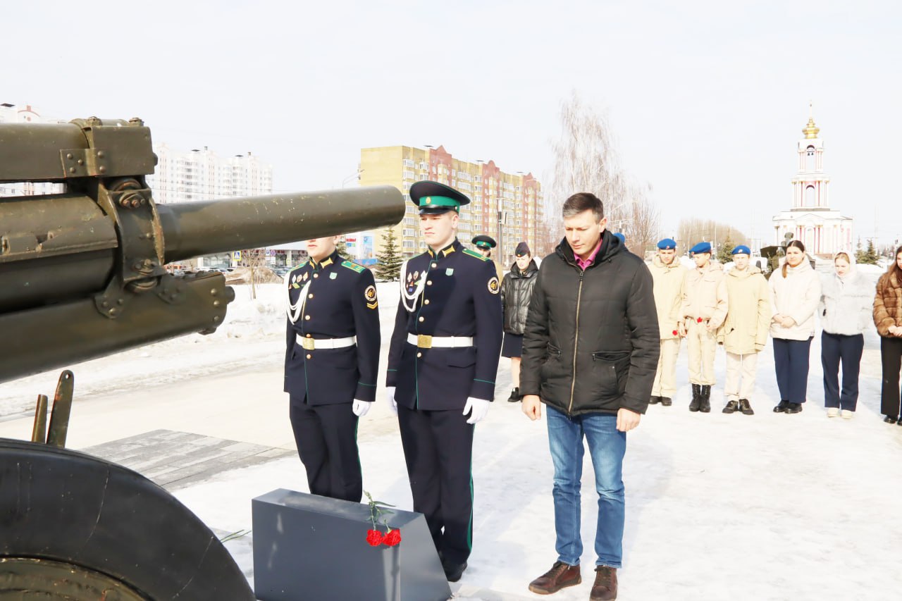 Курские единороссы, школьники почтили память героя Великой Отечественной войны Петра Михина Курские единороссы, школьники почтили память героя Великой Отечественной войны Петра Михина