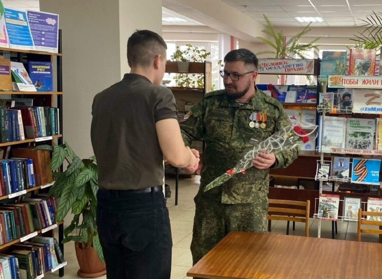 В Фатежской детской библиотеке прошла встреча с Александром Жердевым — участником специальной военной операции и ветераном боевых действий, который родом из села Сотниково В Фатежской детской библиотеке прошла встреча с Александром Жердевым — участником специальной военной операции и ветераном боевых действий, который родом из села Сотниково