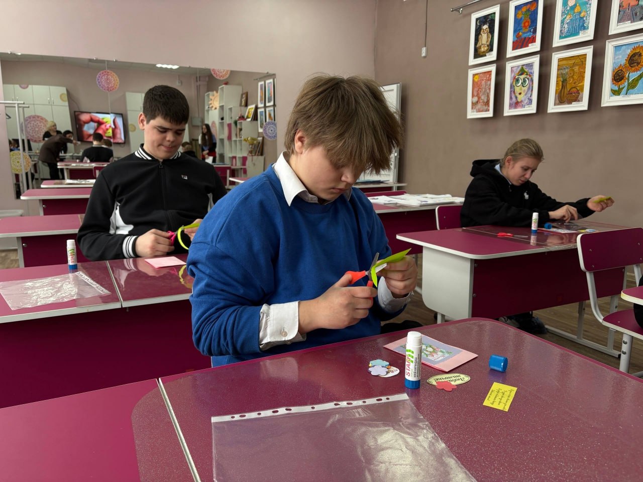 В «Центре «Оберег» встретились участники городских воспитательных программ: «Мир без границ» для детей с ОВЗ и инвалидов, профориентационной «Шаг к мечте» и «Школа волонтёрского мастерства» В «Центре «Оберег» встретились участники городских воспитательных программ: «Мир без границ» для детей с ОВЗ и инвалидов, профориентационной «Шаг к мечте» и «Школа волонтёрского мастерства»