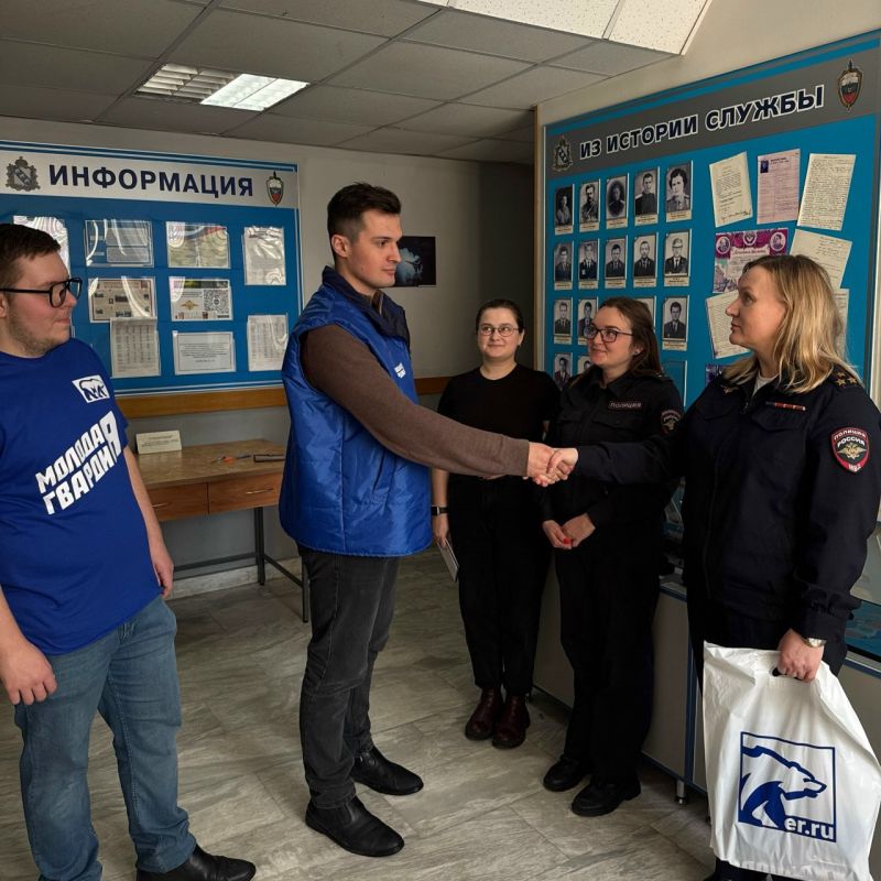 Активисты Молодой гвардии и Единой России поздравили с профессиональным праздником сотрудников экспертно криминалистической службы МВД