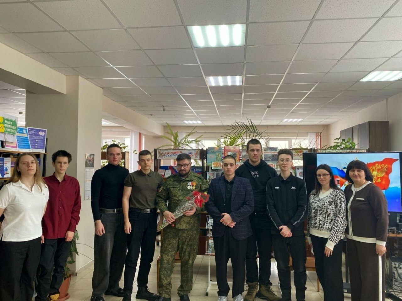 В Фатежской детской библиотеке прошла встреча с Александром Жердевым — участником специальной военной операции и ветераном боевых действий, который родом из села Сотниково В Фатежской детской библиотеке прошла встреча с Александром Жердевым — участником специальной военной операции и ветераном боевых действий, который родом из села Сотниково