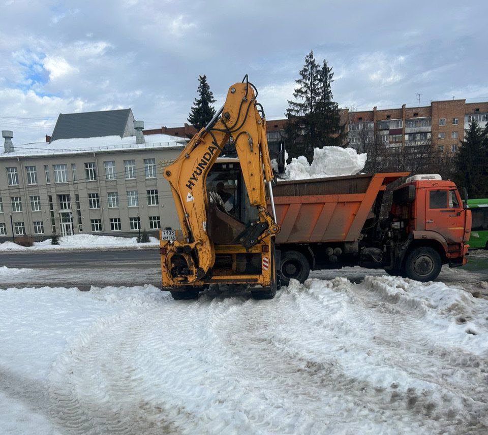 12 человек и три машины поддерживали порядок в выходные в парках и скверах Курска 12 человек и три машины поддерживали порядок в выходные в парках и скверах Курска