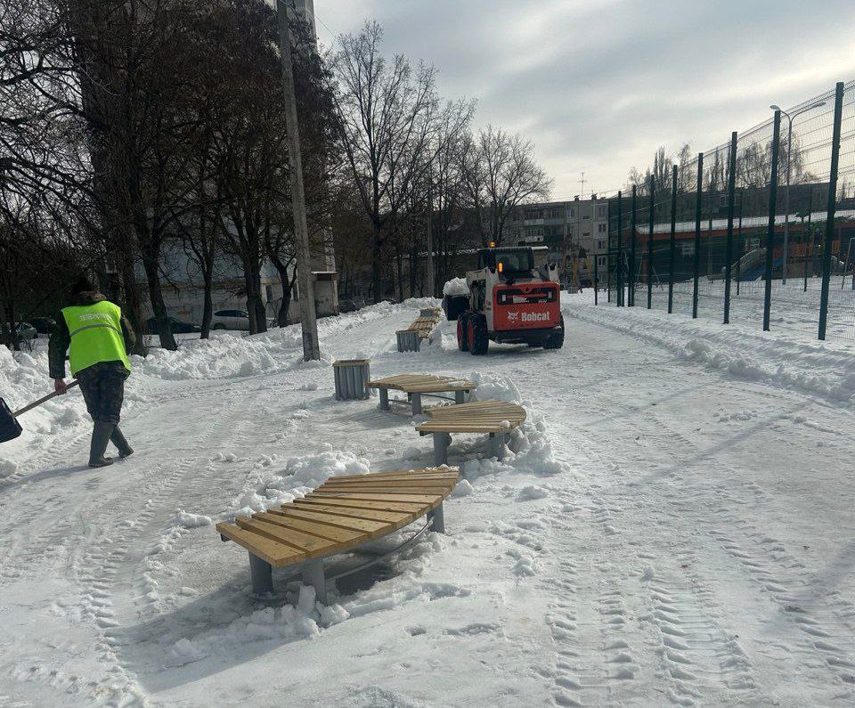 12 человек и три машины поддерживали порядок в выходные в парках и скверах Курска 12 человек и три машины поддерживали порядок в выходные в парках и скверах Курска
