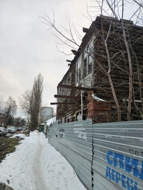 Нам пишут:. — Улица Семеновская, дом в состоянии обрушения