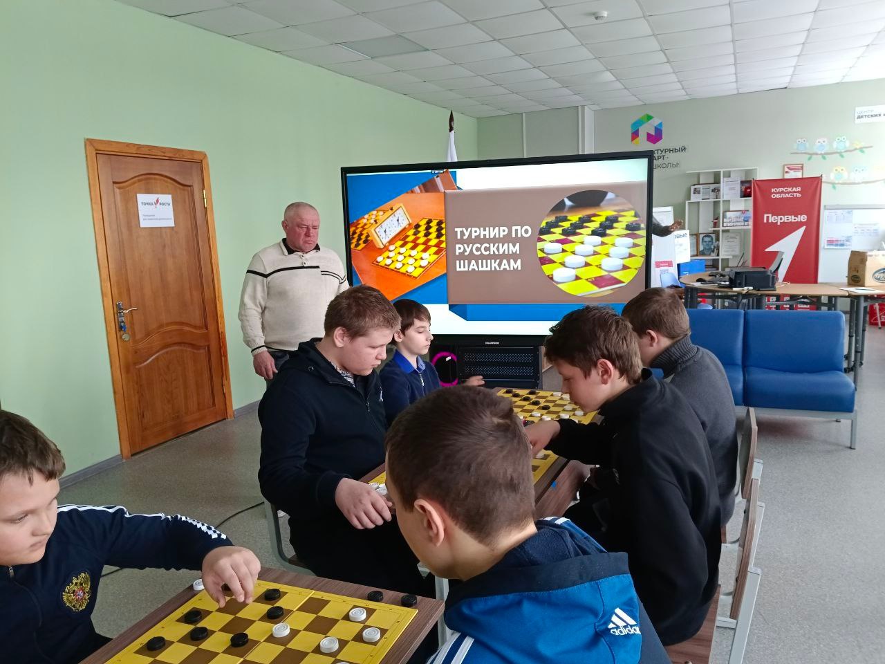 Геннадий Енютин: 4 марта на базе Шумаковской школы Солнцевского района прошёл областной турнир по русским шашкам среди школьников «Дружба» Геннадий Енютин: 4 марта на базе Шумаковской школы Солнцевского района прошёл областной турнир по русским шашкам среди школьников «Дружба»