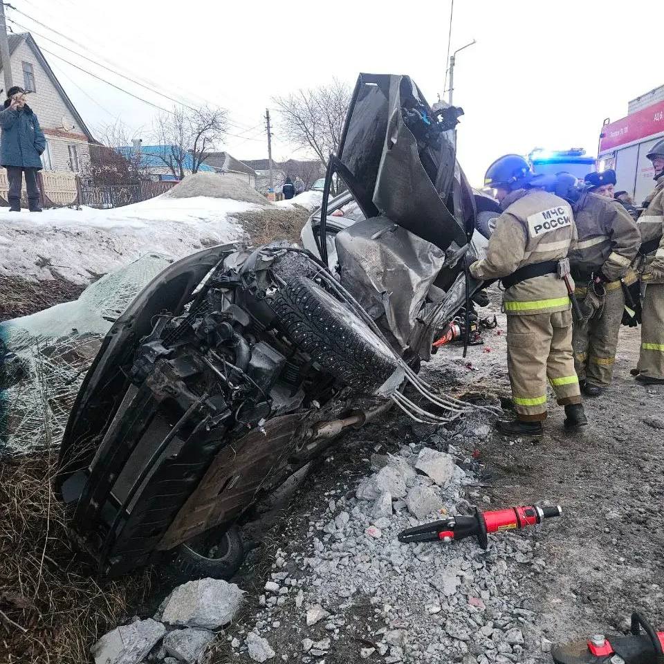 «Легковушка» врезалась в опору ЛЭП в Курском районе