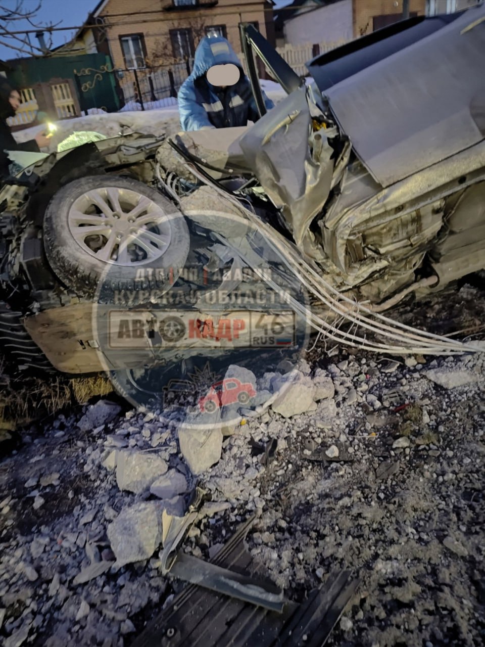 Утром в Курском районе водитель иномарки протаранил опору ЛЭП