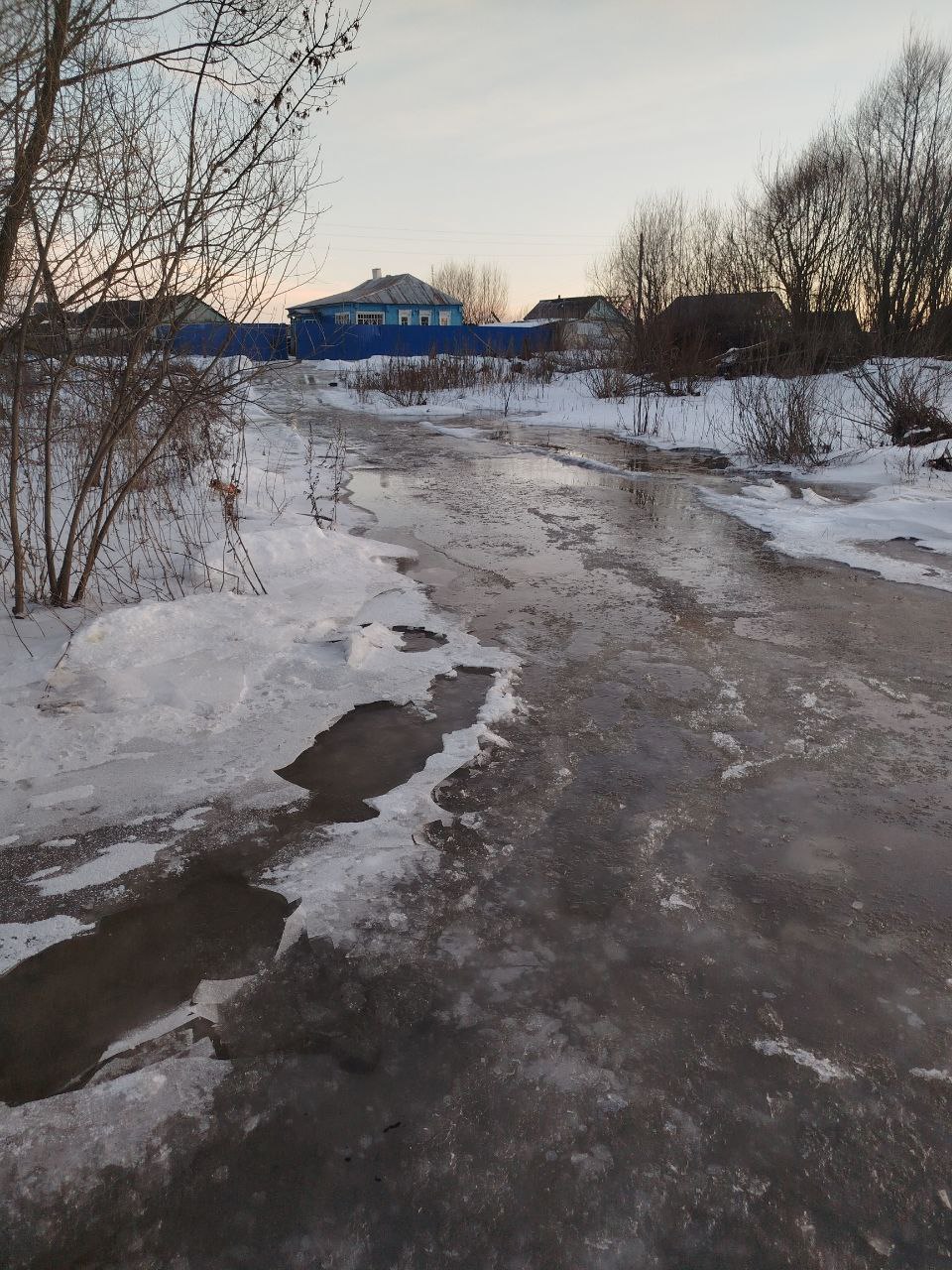 В Курском районе из-за паводка дети не ходят в школу, а скорые не могут доехать до пациентов В Курском районе из-за паводка дети не ходят в школу, а скорые не могут доехать до пациентов