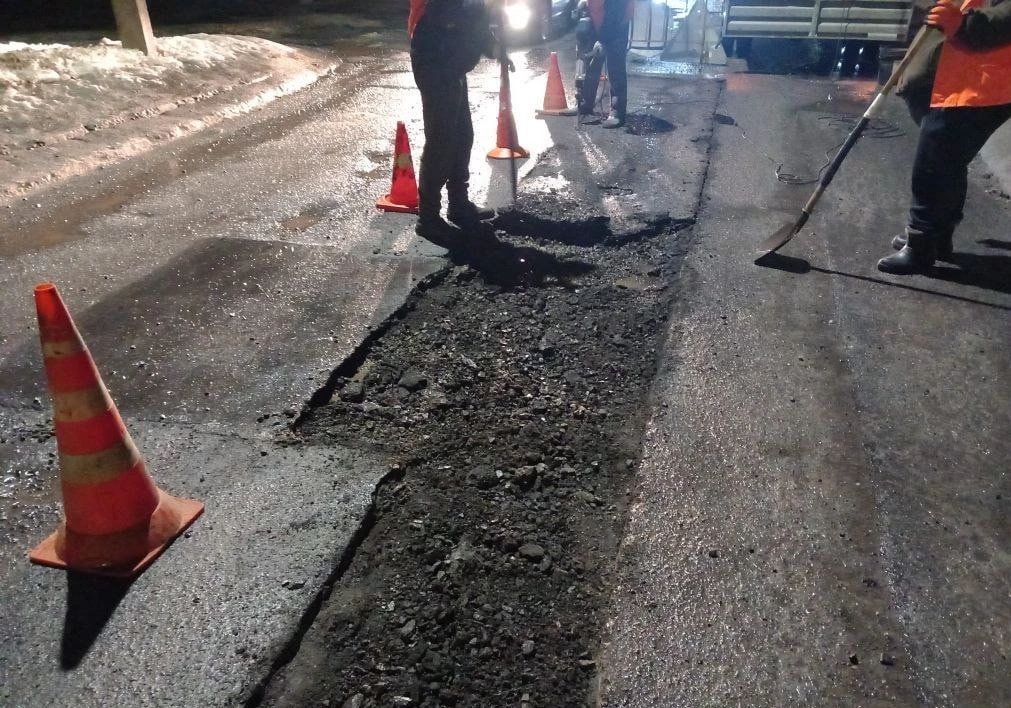 В Курске заделали ямы на дороге, ведущей к областной больнице