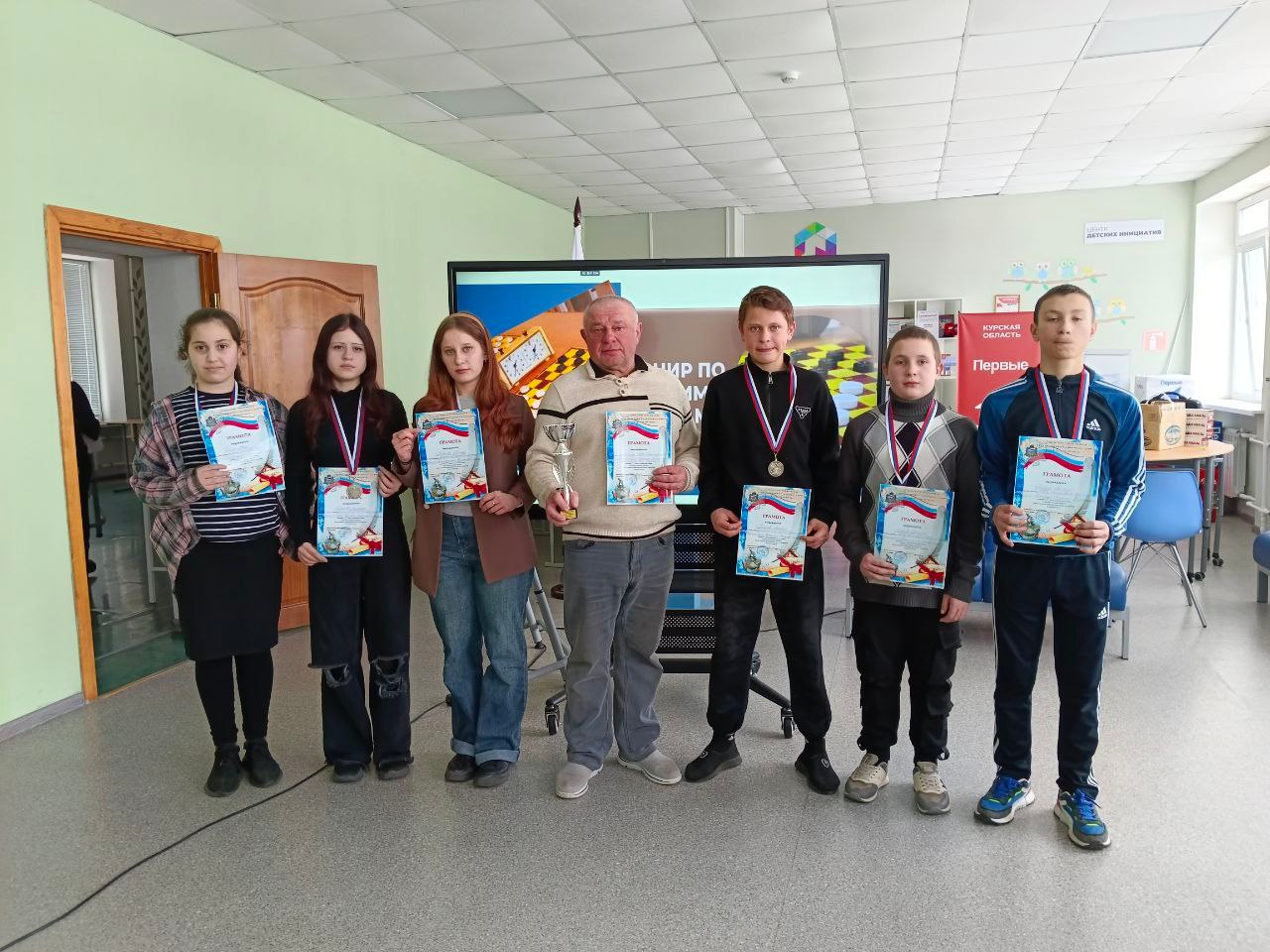 Геннадий Енютин: 4 марта на базе Шумаковской школы Солнцевского района прошёл областной турнир по русским шашкам среди школьников «Дружба» Геннадий Енютин: 4 марта на базе Шумаковской школы Солнцевского района прошёл областной турнир по русским шашкам среди школьников «Дружба»