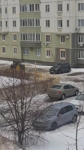 Паровозик, который НЕ смог. В Курске маленький трактор не справился с наледью и уехал