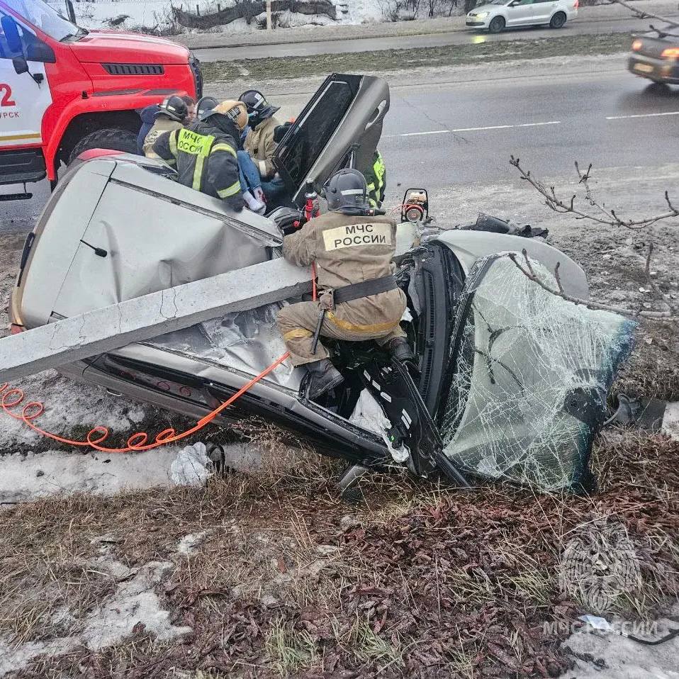 «Легковушка» врезалась в опору ЛЭП в Курском районе «Легковушка» врезалась в опору ЛЭП в Курском районе