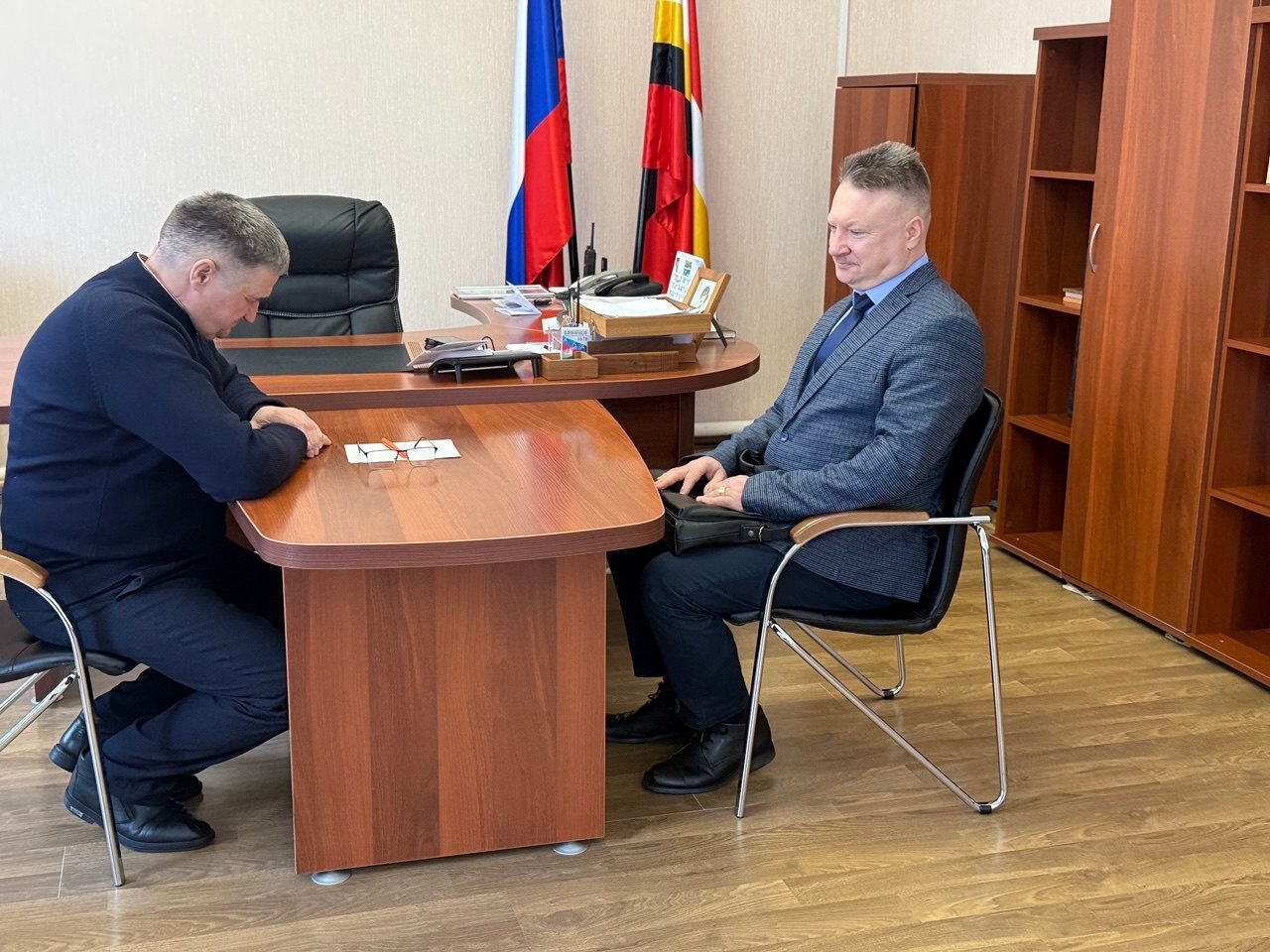 Глава Льговского района Сергей Коростелев встретился с главным врачом "Льговской ЦРБ" Евгением Котовым и обсудил проблемы сельского здравоохранения, в частности работу местных ФАПов, некоторые из которых находятся на простое...
