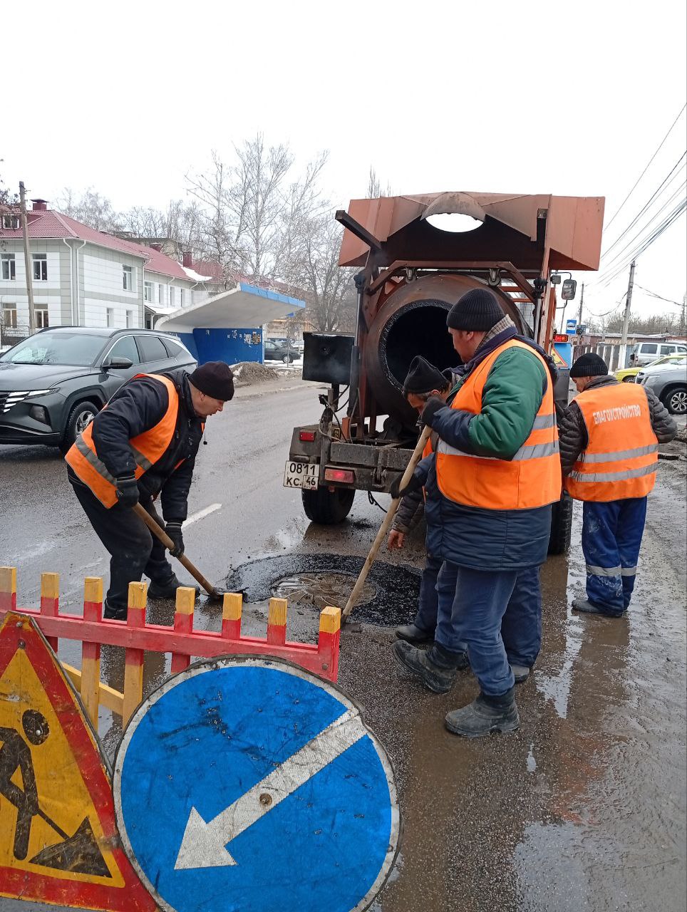 В Курске в течение дня продолжался ямочный ремонт В Курске в течение дня продолжался ямочный ремонт