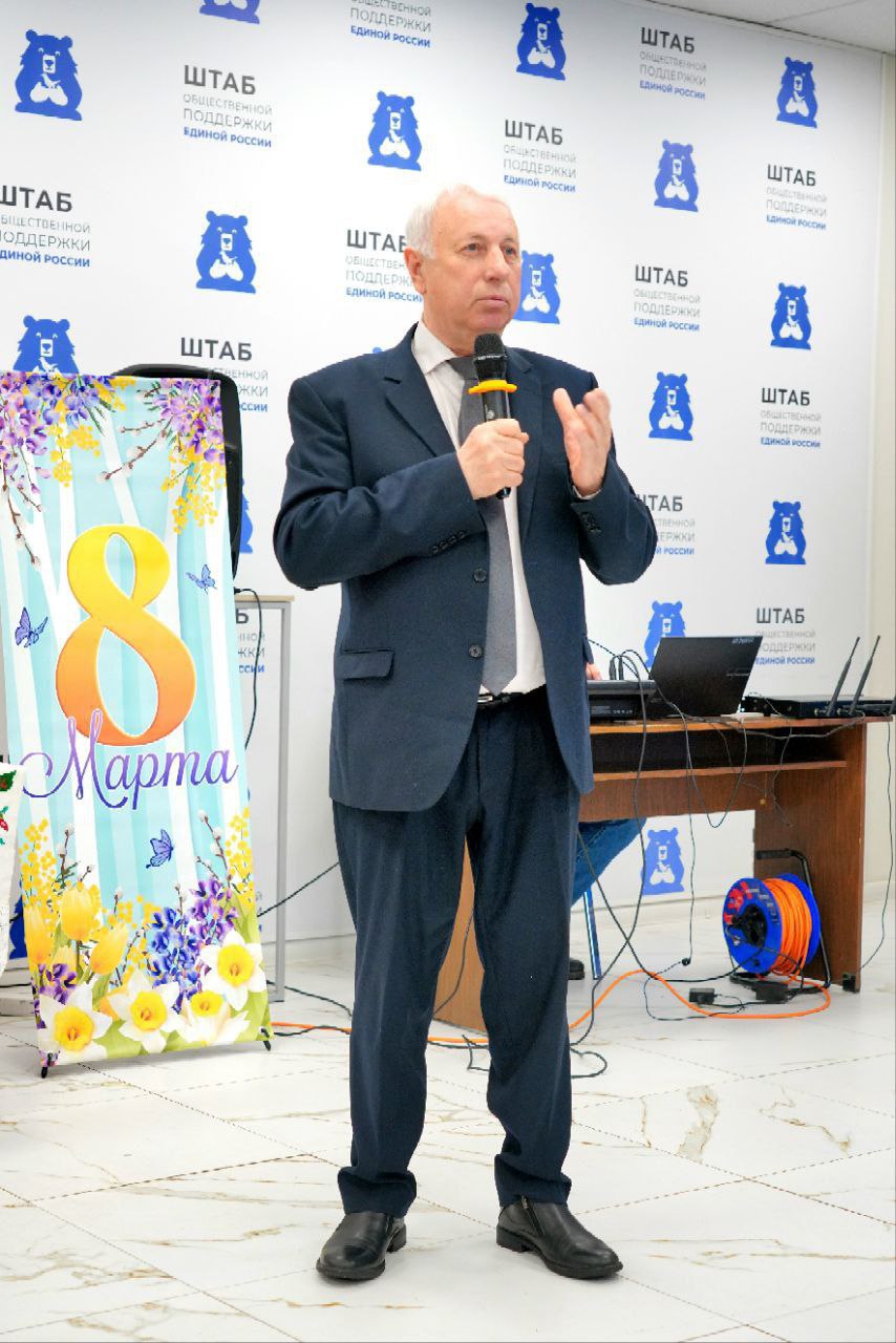 Владимир Зайцев: Сегодня в штабе общественной поддержки партии "Единая Россия" г. Курска в преддверии 8-Марта поздравил женщин с наступающим праздником