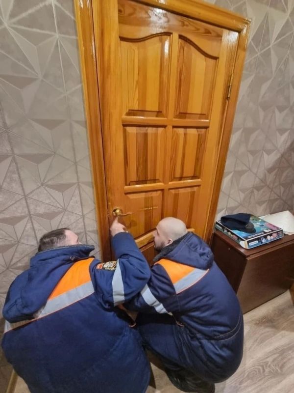 В Курске спасатели помогли ребёнку выбраться из случайно запертой комнаты