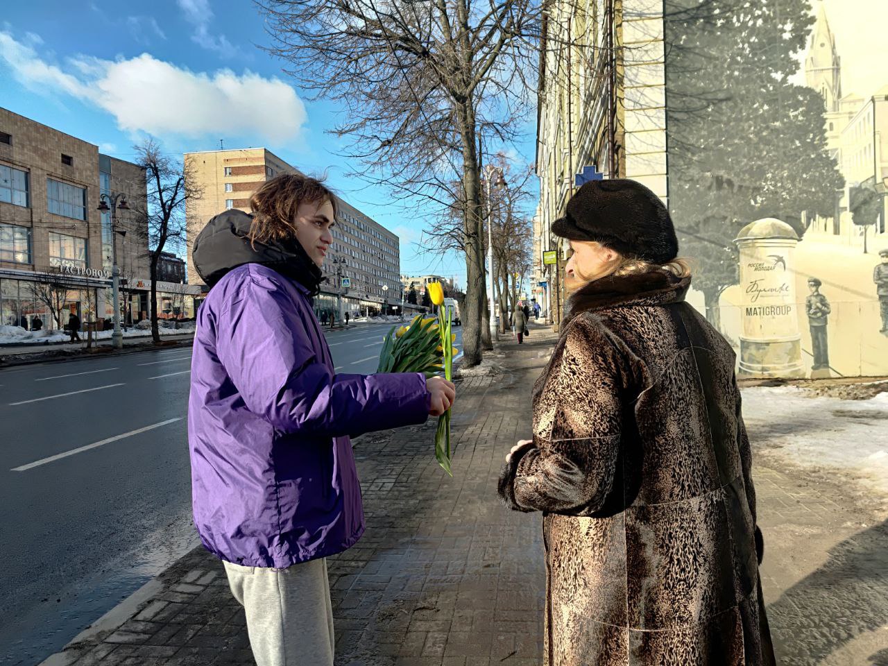 Курянкам на улице дарили цветы Курянкам на улице дарили цветы