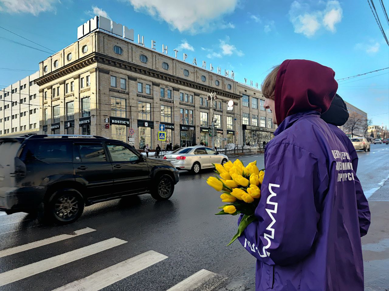 Курянкам на улице дарили цветы Курянкам на улице дарили цветы