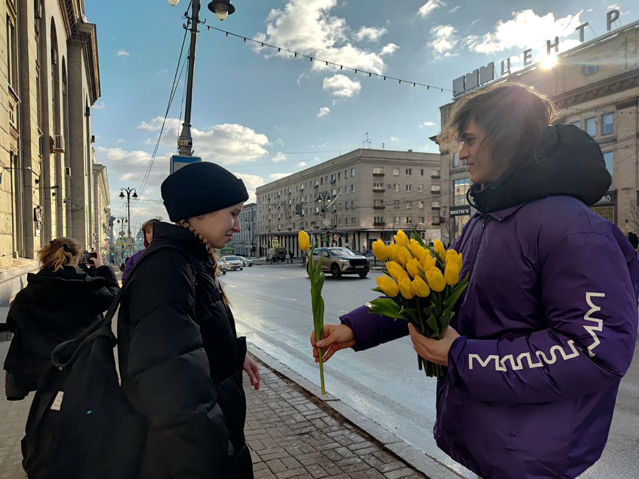 Курянкам на улице дарили цветы