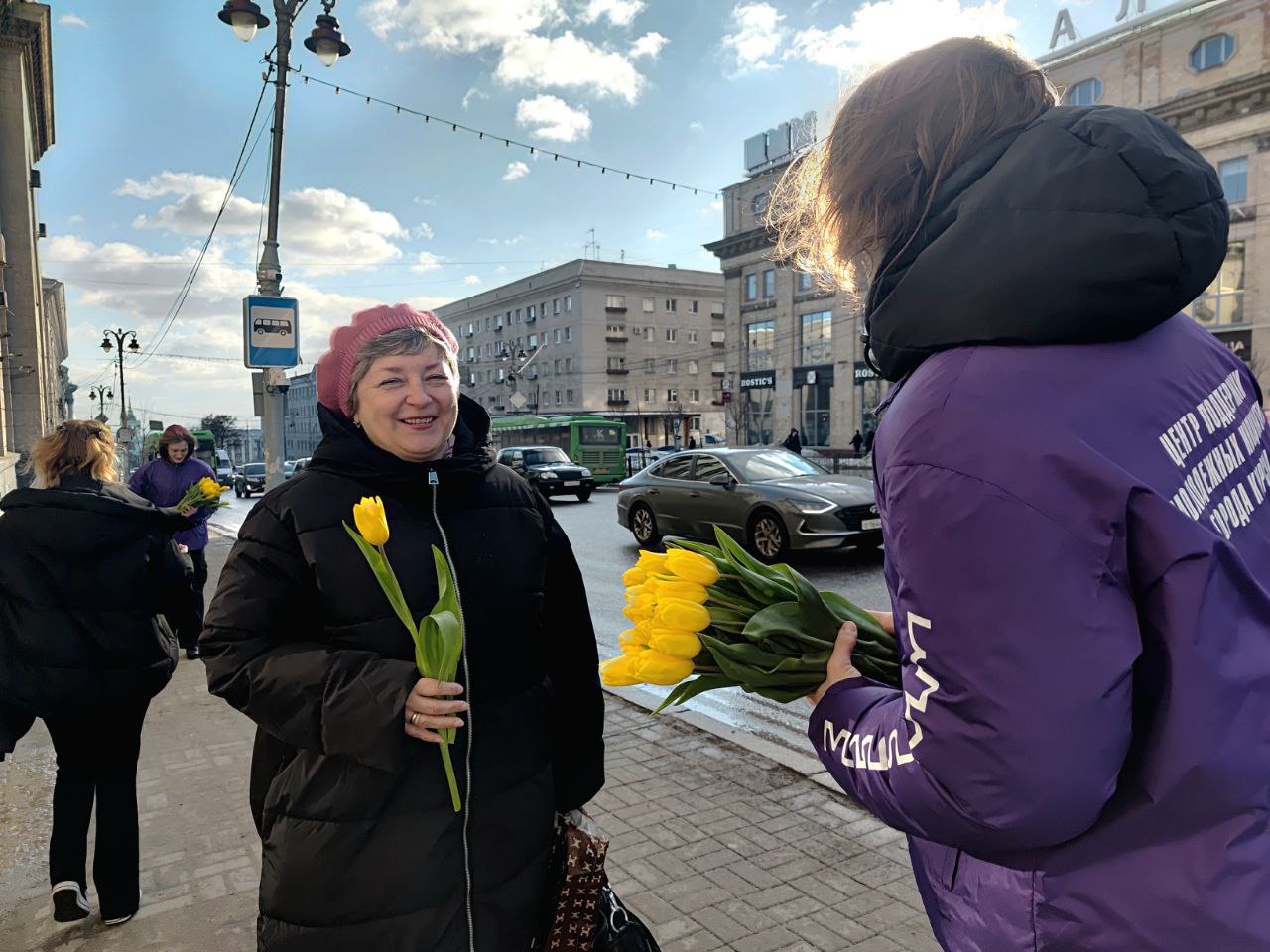 Курянкам на улице дарили цветы Курянкам на улице дарили цветы
