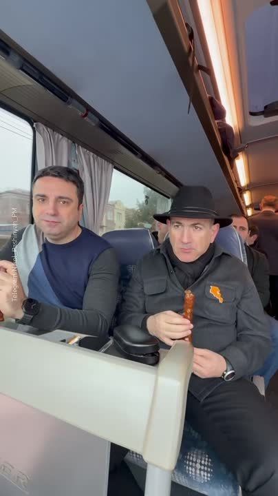 Та самая автобусная экскурсия с классом — Пашинян уплетает сладкий армянский суджух и развлекает всех песнями через колонку