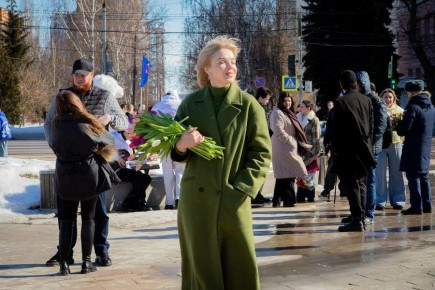Курянкам дарят цветы на улицах и в трамвае