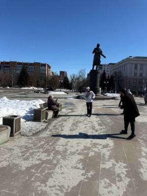 Праздничная акция «Вам, любимые» продолжилась в Курске на Театральной площади