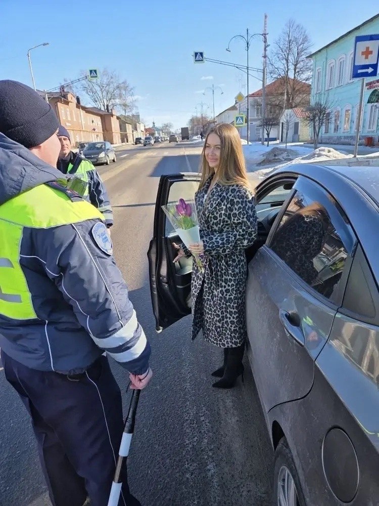 Сотрудники Обоянской Госавтоинспекции поздравили автоледи с Международным женским днем Сотрудники Обоянской Госавтоинспекции поздравили автоледи с Международным женским днем