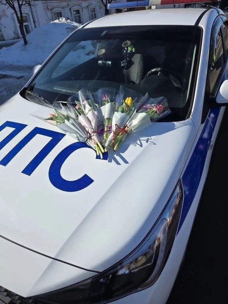 Сотрудники Обоянской Госавтоинспекции поздравили автоледи с Международным женским днем