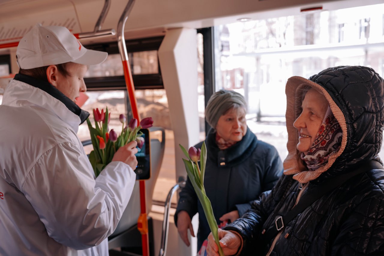 В Курске проходит Всероссийская акция «Вам, Любимые!», посвящённая Международному женскому дню В Курске проходит Всероссийская акция «Вам, Любимые!», посвящённая Международному женскому дню