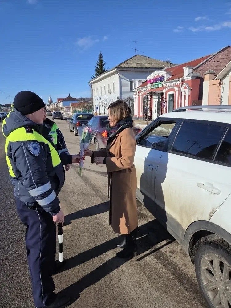 Сотрудники Обоянской Госавтоинспекции поздравили автоледи с Международным женским днем Сотрудники Обоянской Госавтоинспекции поздравили автоледи с Международным женским днем