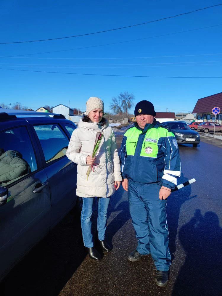 Николай Волобуев: сотрудники ОГИБДД Отделения МВД выполняли приятную миссию-радовали женщин за рулем вручая им цветы Николай Волобуев: сотрудники ОГИБДД Отделения МВД выполняли приятную миссию-радовали женщин за рулем вручая им цветы