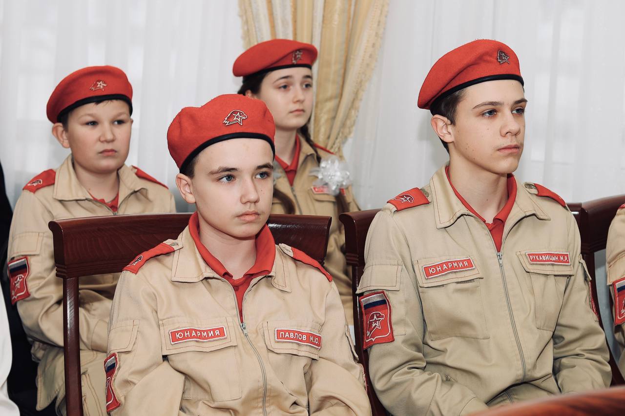 Курским школьникам провели экскурсию в ЗАГС Курским школьникам провели экскурсию в ЗАГС