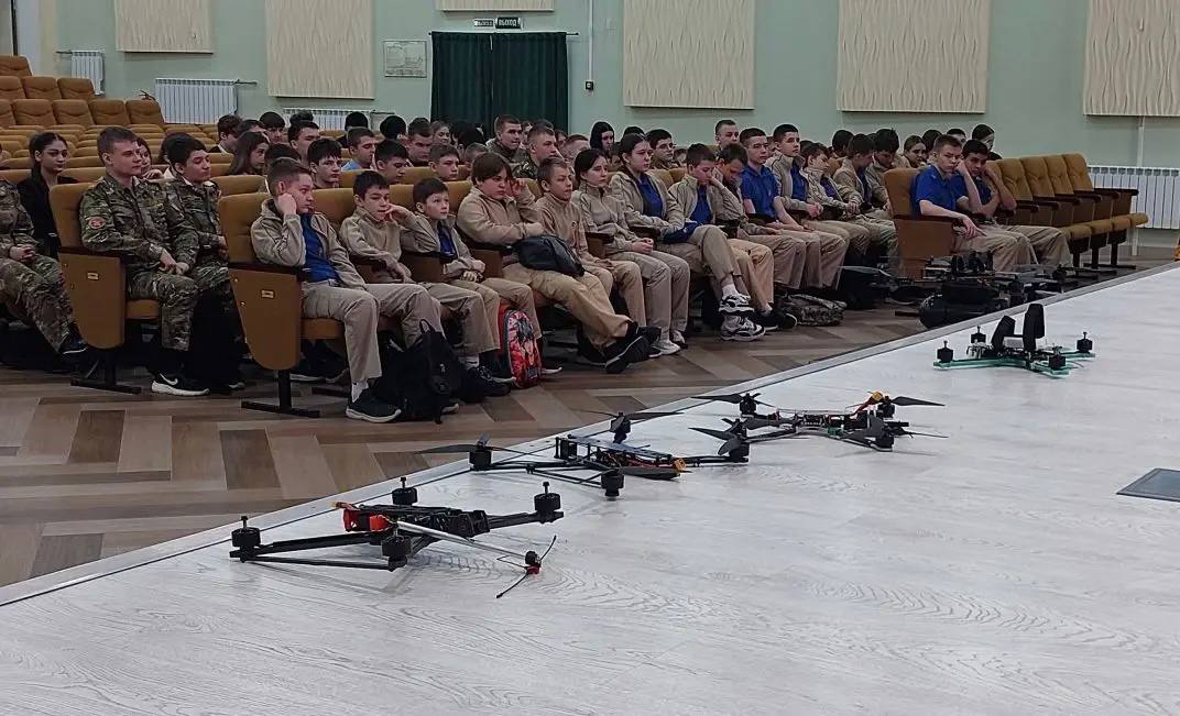 Курских школьников продолжают знакомить с особенностями дронов Курских школьников продолжают знакомить с особенностями дронов