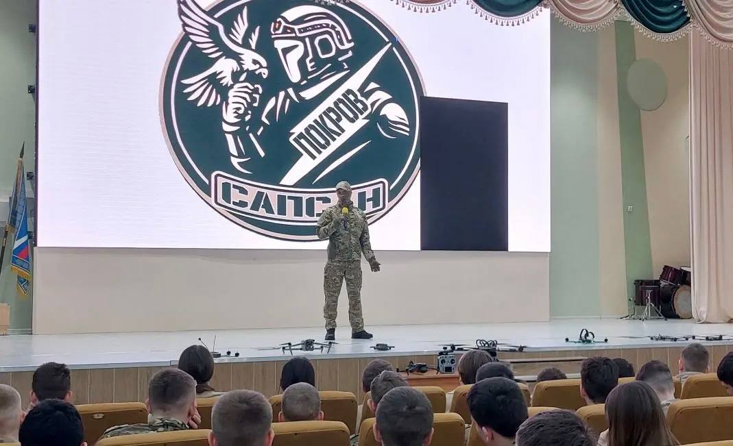 Курских школьников продолжают знакомить с особенностями дронов Курских школьников продолжают знакомить с особенностями дронов