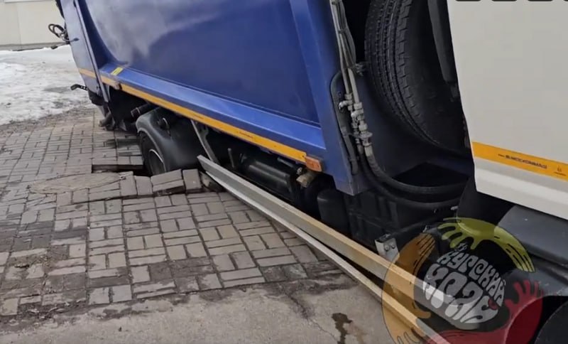 В Курске мусоровоз провалился под землю