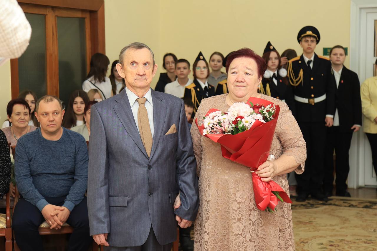 Курским школьникам провели экскурсию в ЗАГС Курским школьникам провели экскурсию в ЗАГС