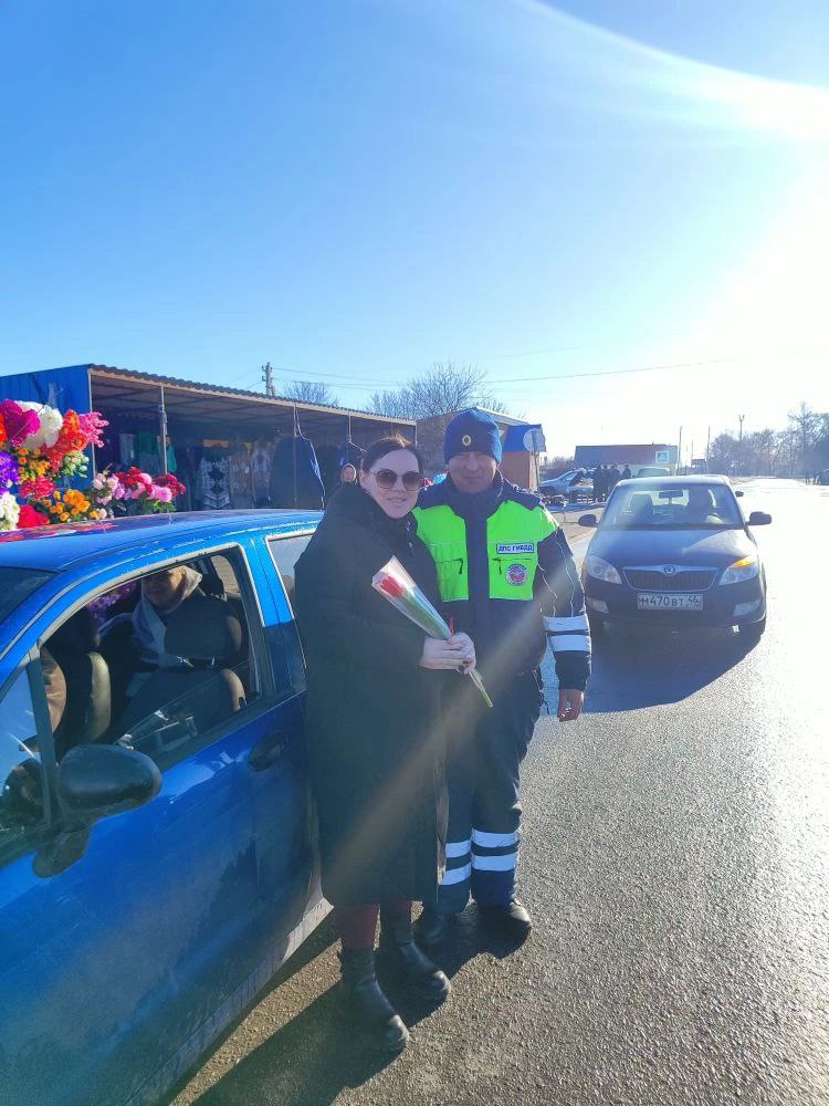 Николай Волобуев: сотрудники ОГИБДД Отделения МВД выполняли приятную миссию-радовали женщин за рулем вручая им цветы Николай Волобуев: сотрудники ОГИБДД Отделения МВД выполняли приятную миссию-радовали женщин за рулем вручая им цветы