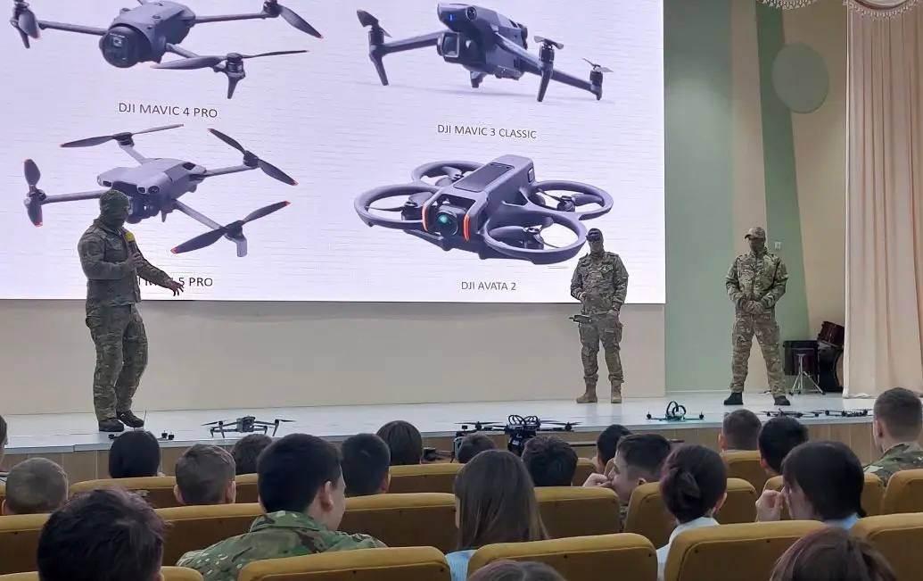 Курских школьников продолжают знакомить с особенностями дронов Курских школьников продолжают знакомить с особенностями дронов