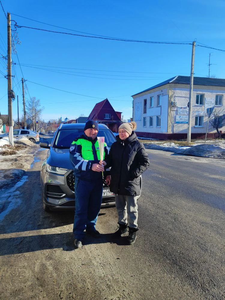 Николай Волобуев: сотрудники ОГИБДД Отделения МВД выполняли приятную миссию-радовали женщин за рулем вручая им цветы Николай Волобуев: сотрудники ОГИБДД Отделения МВД выполняли приятную миссию-радовали женщин за рулем вручая им цветы