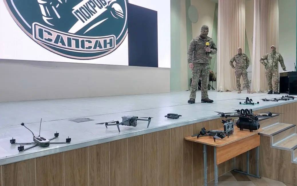 Курских школьников продолжают знакомить с особенностями дронов Курских школьников продолжают знакомить с особенностями дронов