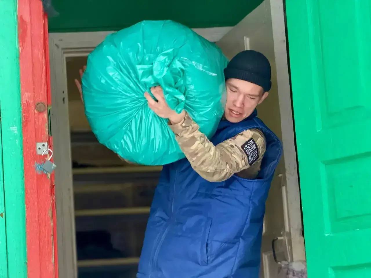 Игорь Кастюкевич: Волонтеры лагеря Единой России «Курский рубеж» передали одежду для жителей Курской области Игорь Кастюкевич: Волонтеры лагеря Единой России «Курский рубеж» передали одежду для жителей Курской области