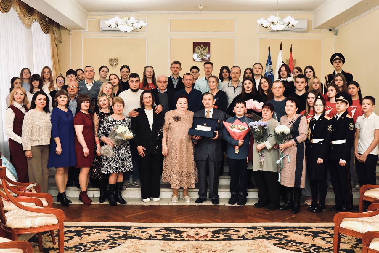 Курским школьникам провели экскурсию в ЗАГС Курским школьникам провели экскурсию в ЗАГС