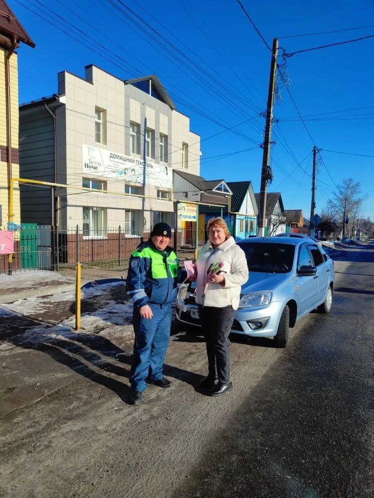Николай Волобуев: сотрудники ОГИБДД Отделения МВД выполняли приятную миссию-радовали женщин за рулем вручая им цветы Николай Волобуев: сотрудники ОГИБДД Отделения МВД выполняли приятную миссию-радовали женщин за рулем вручая им цветы