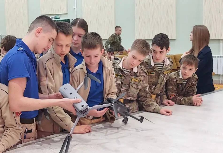 Курских школьников продолжают знакомить с особенностями дронов