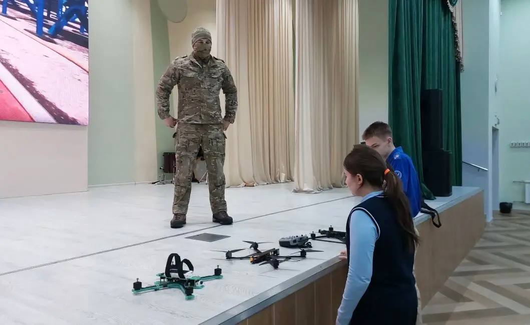 Курских школьников продолжают знакомить с особенностями дронов Курских школьников продолжают знакомить с особенностями дронов