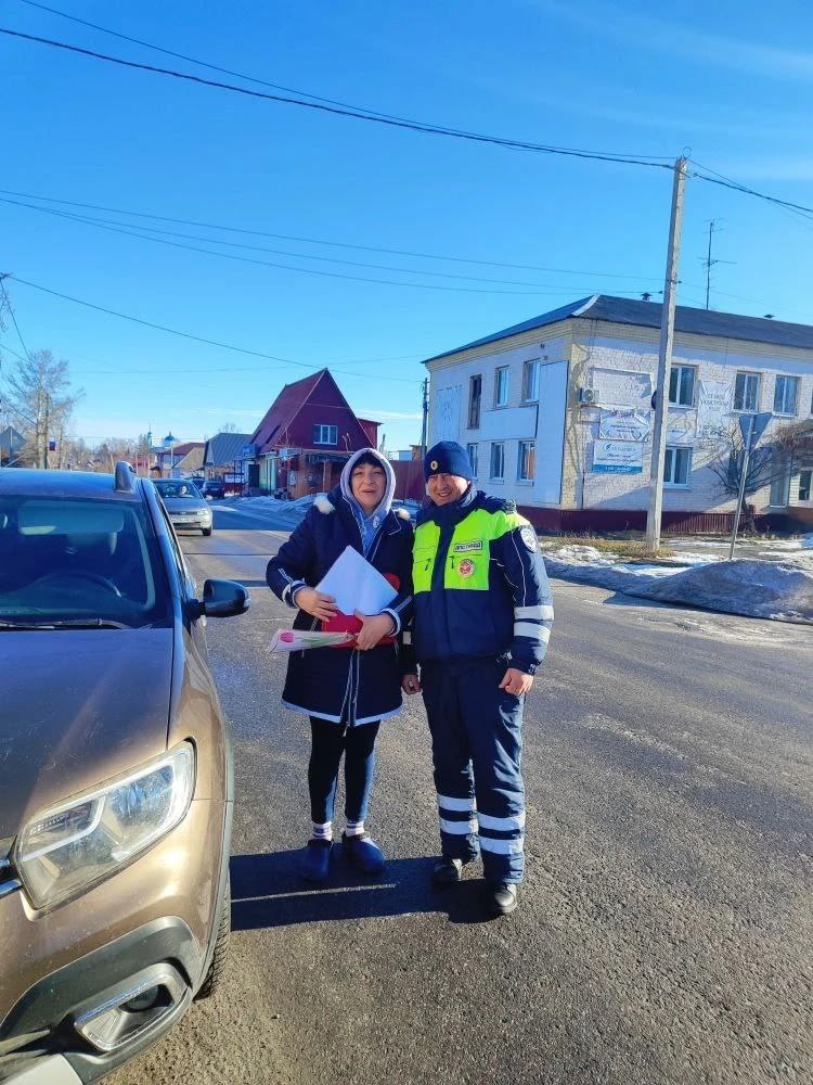 Николай Волобуев: сотрудники ОГИБДД Отделения МВД выполняли приятную миссию-радовали женщин за рулем вручая им цветы