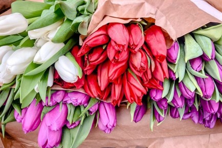 Накануне 8 марта улицы города были заставлены лотками с цветами